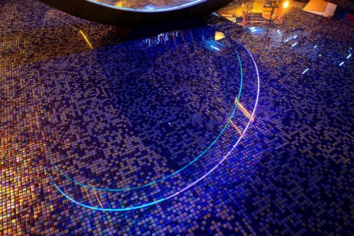 Hady Khandani, FOUNTAIN WITH RING SCULPTURE (HADYPHOTO, Fotografie, Brunnen, Mosaikfliesen, Reflexion, Wohnzimmer, Treppenhaus, Wunschgröße, bunt)