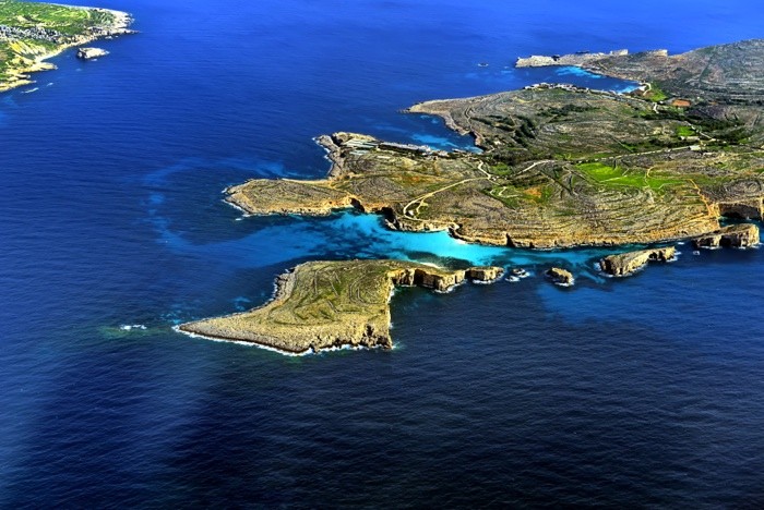 Hady Khandani, GEO ART - COMINO - MIDDLE ISLAND OF MALTESE ARCHIPELAGO (Wunschgröße, HADYPHOTO, Fotografie, Fotokunst, Geografie,Insel, Comino, Meer, Malta, Luftbild, Vogelperspektive, Landschaft, Wohnzimmer, Treppenhaus, bunt)