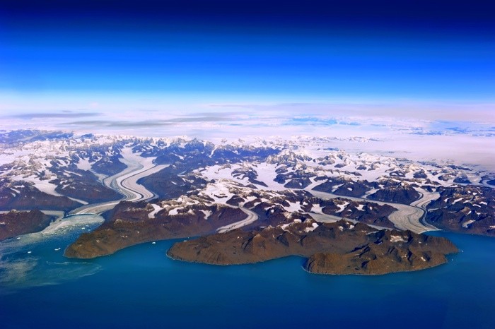 Hady Khandani, GEO ART - EAST COAST GREENLAND 69 NORTH 4 (HADYPHOTO, Fotografie, Luftbild, Vogelperspektive, Geografie, Grönland, Gletscher,  Küste, Meer, Horizont, Wunschgröße, Wohnzimmer, bunt)