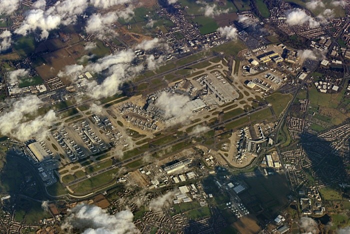 Hady Khandani, GEO ART - LONDON HEATHROW AIRPORT EGLL (Wunschgröße, HADYPHOTO, Fotografie, Fotokunst, Geografie, Flughafen, London, Luftbild, Vogelperspektive, Landschaft, Wohnzimmer, Treppenhaus, bunt)