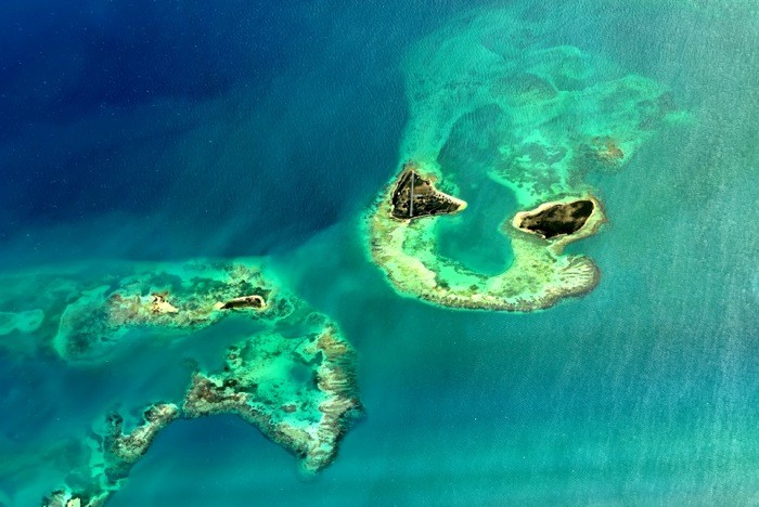 Hady Khandani, GEO ART - LOS ROQUES ARCHIPELAGO - VENEZUELA 3 (Wunschgröße, HADYPHOTO, Fotografie, Fotokunst, Geografie, Insel, Archipel, Südamerika, Meer, Luftbild, Vogelperspektive, Landschaft, Wohnzimmer, Treppenhaus, bunt)