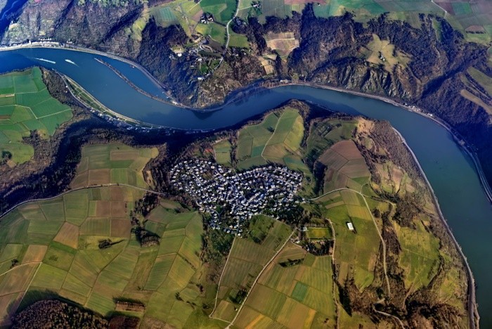 Hady Khandani, GEO ART - RIVER RHINE AND LORELEY - GERMANY (Wunschgröße, HADYPHOTO, Fotografie, Fotokunst, Geografie,Deutschland, Fluss, Rhein, Loreley-Felsen, Luftbild, Vogelperspektive, Landschaft, Wohnzimmer, Treppenhaus, bunt)