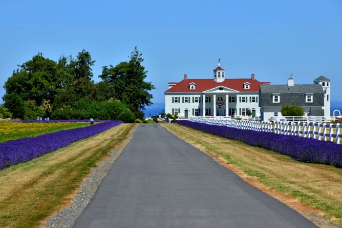 Hady Khandani, GEORGE WASHINGTON MOUNT VERNON REPLICA - OLYMPIC PENINSULA - USA 1 (Landsitz, Villa,  George Washington, Wohnsitz, Amerika,  Wunschgröße, Fotografie, Treppenhaus, Wohnzimmer,  bunt)