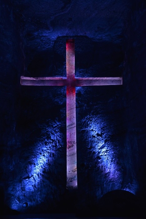 Hady Khandani, GIANT CROSS - SALT CATHEDRAL ZIPAQUIRA - COLOMBIA 1 (HADYPHOTO, Fotografie, Grotte, Salzkathedrale, Salzbergwerk, Kirche, Kolumbien, Skulpturen, Kreuz, Altar, Beleuchtung, Sehenswürdigkeit, Wunschgröße, Wohnzimmer, Treppenhaus, blau/lila)