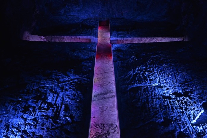 Hady Khandani, GIANT CROSS - SALT CATHEDRAL ZIPAQUIRA - COLOMBIA 2 (HADYPHOTO, Fotografie, Grotte, Salzkathedrale, Salzbergwerk, Kirche, Kolumbien, Skulpturen, Kreuz, Altar, Beleuchtung, Sehenswürdigkeit, Wunschgröße, Wohnzimmer, Treppenhaus, blau/lila)