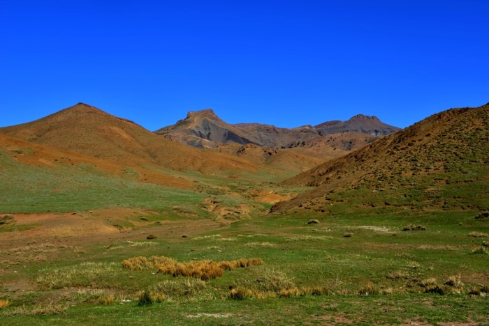 Hady Khandani, GREEN MEADOWS IN THE ATLAS MOUNTAINS - MOROCCO (HADYPHOTO, Fotografie, Landschaft, Marokko, Felder, Atlasgebirge, Berge,  Treppenhaus, Wunschgröße, bunt)
