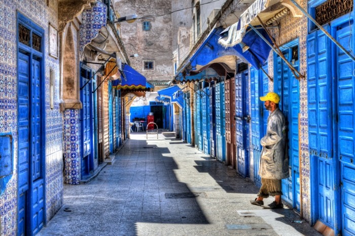 Hady Khandani, HDR - ALLEY WITH BLUE DOORS - ESSAOUIRA - MOROCCO (HADYPHOTO, Fotografie, Straße, Städte, blaue Türen, Marokko, Marokkaner, Wohnzimmer, Treppenhaus, Wunschgröße, bunt)