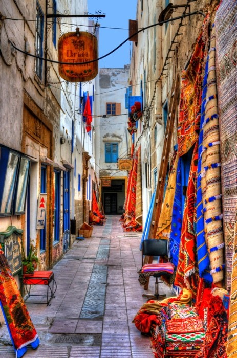 Hady Khandani, HDR - BAZAR ALLEY WITH CARPET SHOPS - ESSAOUIRA - MOROCCO 1 (HADYPHOTO, Fotografie, Bazar, Gasse, Städte, Altstadt, Markt,  Teppiche, Teppichgeschäfte, Marokko, Wohnzimmer, Treppenhaus, Wunschgröße, bunt)