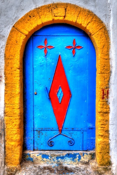 Hady Khandani, HDR - BLUE DOOR - ESSAOUIRA - MOROCCO 3 (HADYPHOTO, Fotografie, Tür, Torbogen, Wohnzimmer, Treppenhaus, Wunschgröße, blau/rot)