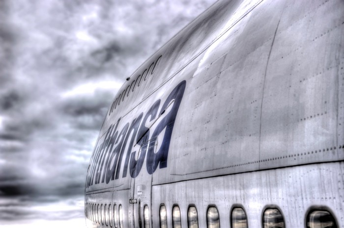 Hady Khandani, HDR  - BOEING B747-200 LUFTHANSA 3 (HADYPHOTO, Flugzeug, Flieger,  Technik, Fotografie, Wunschgröße, Wohnzimmer, Treppenhaus, Fotokunst, schwarz/weiß)