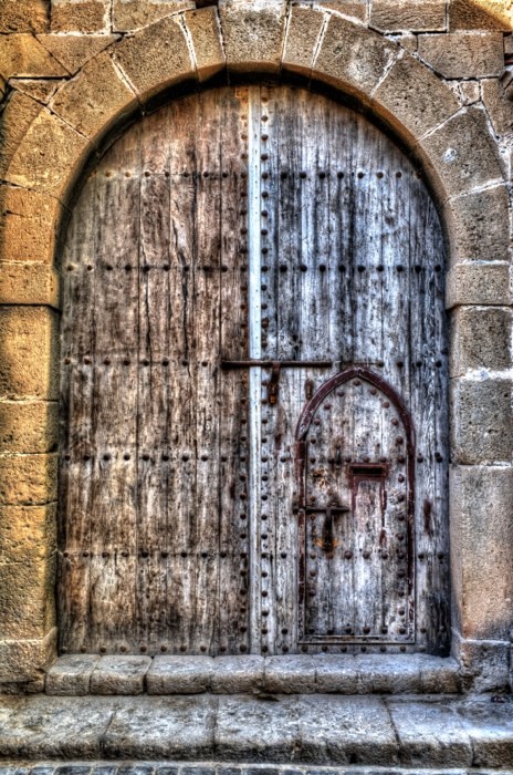 Hady Khandani, HDR - BROWN DOOR - ESSAOUIRA - MOROCCO (HADYPHOTO, Fotografie, Tür, alte Holztür, Torbogen, eisenbeschläge, Wohnzimmer, Treppenhaus, Wunschgröße, braun)