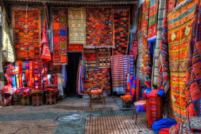 Hady Khandani, HDR - CARPETS IN THE BAZAR OF ESSAOUIRA - MOROCCO 07 (HADYPHOTO, Fotografie, Bazar, Altstadt, Markt, Teppiche, Teppichgeschäfte, Marokko, Wohnzimmer, Treppenhaus, Wunschgröße, bunt)