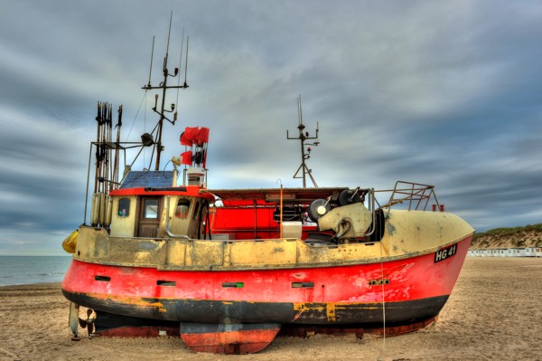 Hady Khandani, HDR - FISHERBOAT 2 (Wunschgröße, HADYPHOTO, Fotografie, Fotokunst, Meeresbrise, Meer, Strand, Sandstrand, Sand, Wrack, bootswrack, Vergänglichkeit, Wohnzimmer, bunt)