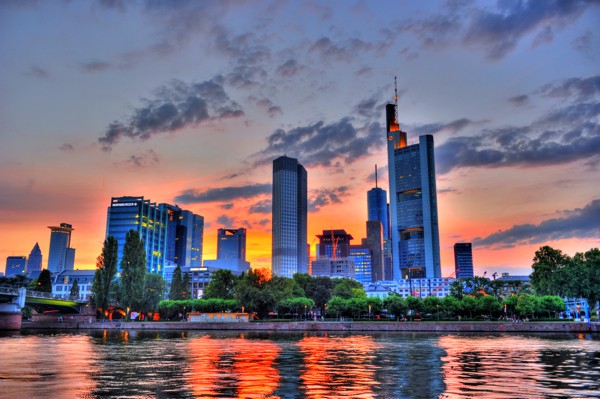 Hady Khandani, HDR - FRANKFURT 2 (Wunschgröße, HADYPHOTO, Fotografie, Fotokunst, Gebäude, Architektur, Metropole, Fluss, Main, Deutschland, Skyline, Hochäuser, Wolkenkratzer, Sonnenuntergang, Wohnzimmer, Treppenhaus,  bunt)