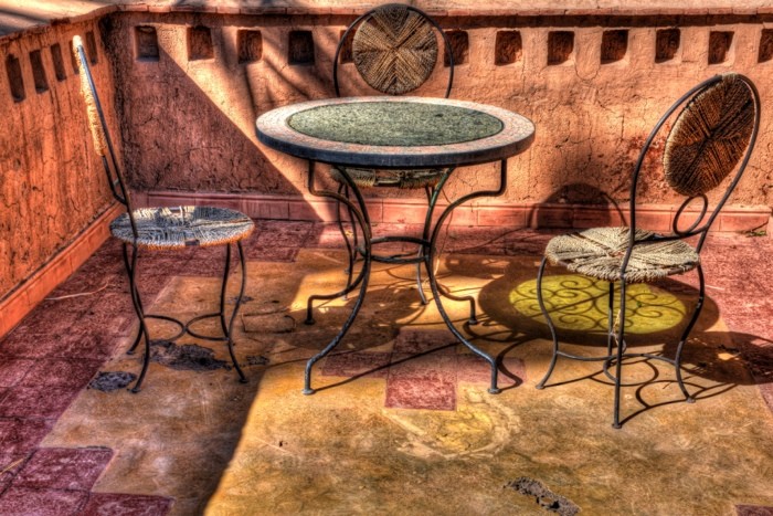 Hady Khandani, HDR - TABLE WITH THREE CHAIRS - TAMNOUGALT - MOROCCO (HADYPHOTO, Fotokunst, Balkon, Terrasse, Sommer, Urlaub, Tisch,Stühle, Marokko, Wohnzimmer, Treppenhaus, Wunschgröße, bunt)