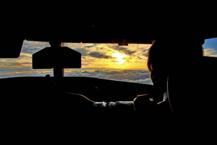 Hady Khandani, INTO THE SUN 1 (HADYPHOTO, Fotografie, Cockpit, Flugzeug, Ausblick, Sonne, Wolken, Wunschgröße, bunt)