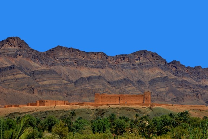 Hady Khandani, KASBAH TAOUIRT IN TAMNOUGALTE - MOROCCO 1 (HADYPHOTO, Fotografie, Landschaft, Gebirge, Sehenswürdigkeiten, Kasbah, Burg, Festung, Architektur, Gebäude, Marokko, Wohnzimmer, Treppenhaus, Wunschgröße, bunt)