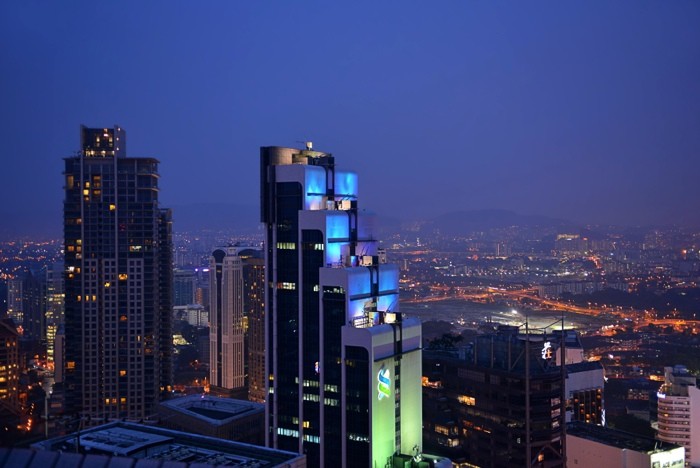 Hady Khandani, KUALA LUMPUR - NIGHT VIEW 1 (HADYPHOTO, Fotografie, Städte, Metropole, Hauptstädte, Asien, Skyline, Hochhäuser, Wolkenkratzer, Architektur,  Nachstszene, Beleuchtung, Büro, Wohnzimmer, Treppenhaus, Wunschgröße, bunt)