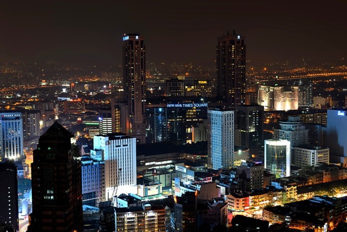 Hady Khandani, KUALA LUMPUR - NIGHT VIEW 2 (HADYPHOTO, Fotografie, Städte, Metropole, Hauptstädte, Asien, Hochhäuser, Wolkenkratzer, Skyline, Architektur, Nachtszene, Büro, Wohnzimmer, Treppenhaus, Wunschgröße, bunt)