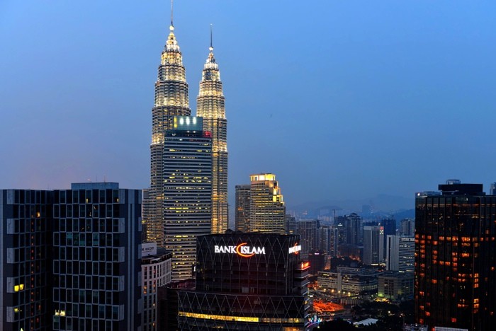 Hady Khandani, KUALA LUMPUR - PETRONAS TOWER VIEW 1 (HADYPHOTO, Fotografie, Städte, Metropole, Hauptstädte, Asien, Skyline, Hochhäuser, Wolkenkratzer, Architektur,  Nachstszene, Beleuchtung, Büro, Wohnzimmer, Treppenhaus, Wunschgröße, bunt)