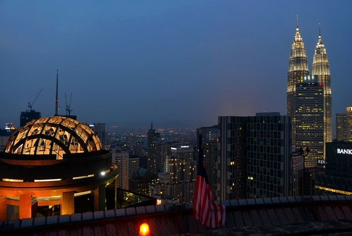 Hady Khandani, KUALA LUMPUR - PETRONAS TOWER VIEW 2 (HADYPHOTO, Fotografie, Städte, Metropole, Hauptstädte, Asien, Skyline, Hochhäuser, Wolkenkratzer, Architektur,  Nachstszene, Beleuchtung, Büro, Wohnzimmer, Treppenhaus, Wunschgröße, bunt)