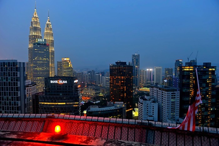 Hady Khandani, KUALA LUMPUR - PETRONAS TOWER VIEW 3 (HADYPHOTO, Fotografie, Städte, Metropole, Hauptstädte, Asien, Skyline, Hochhäuser, Wolkenkratzer, Architektur,  Nachstszene, Beleuchtung, Büro, Wohnzimmer, Treppenhaus, Wunschgröße, bunt)