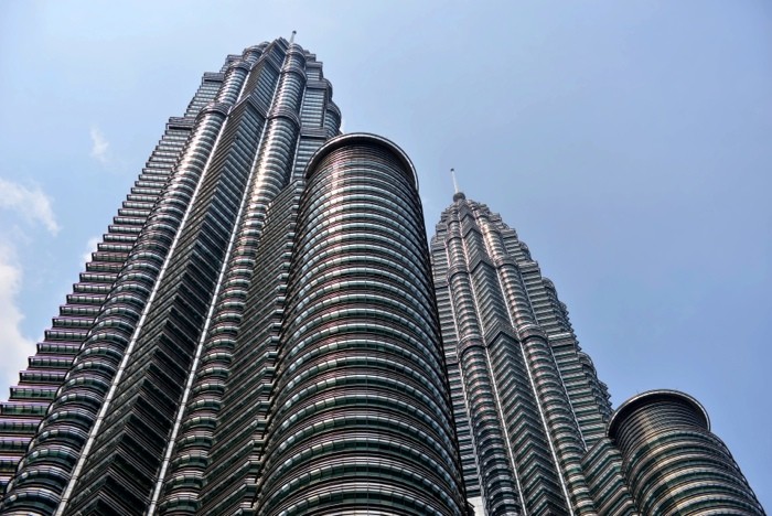 Hady Khandani, LOOKING UP THE PETRONAS TOWERS (HADYPHOTO, Fotografie, Städte, Metropole, Hauptstädte, Asien, Hochhäuser, Wolkenkratzer, Skyline, Architektur,  Büro, Wohnzimmer, Treppenhaus, Wunschgröße, bunt)