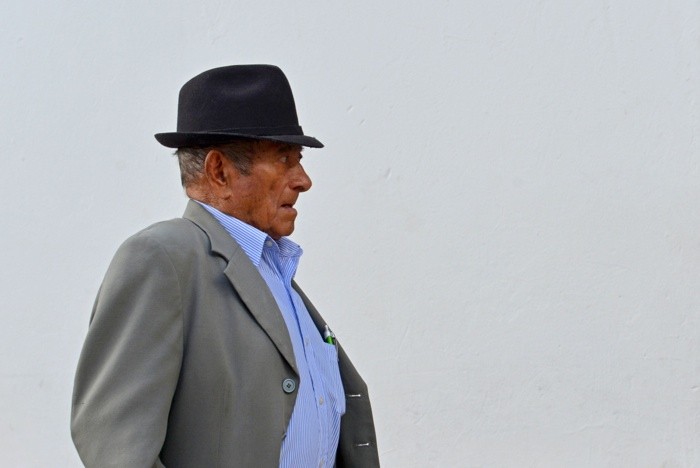 Hady Khandani, MAN IN FRONT OF WHITE WALL (HADYPHOTO, Fotografie)