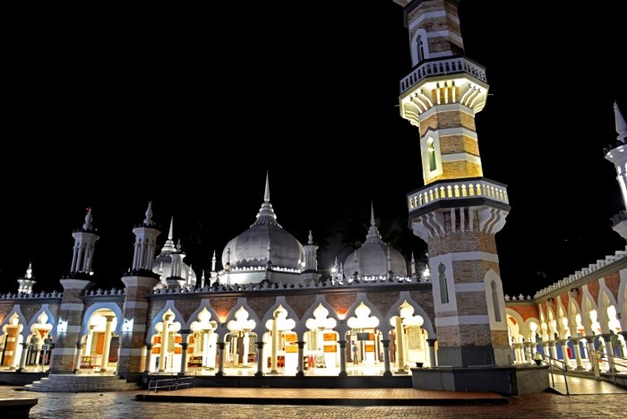 Hady Khandani, MASJID JAMEK MOSQUE - KUALA LUMPUR - MALAYSIA 1 (HADYPHOTO, Fotografie, Städte, Metropole, Hauptstädte, Asien, Moschee, Minarette, orientalisch, Nachtszene, Bleuchtung, Architektur, Wohnzimmer, Treppenhaus, Wunschgröße, bunt)