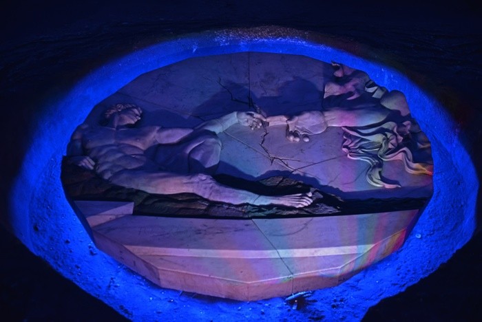 Hady Khandani, MEETING GOD - SALT CATHEDRAL ZIPAQUIRA - COLOMBIA (HADYPHOTO, Fotografie, Grotte, Salzkathedrale, Salzbergwerk, Kirche, Kolumbien, Skulpturen, ERschaffung von Adam, Adaption, Beleuchtung, Sehenswürdigkeit, Wunschgröße, Wohnzimmer, Treppenhaus, blau/lila)