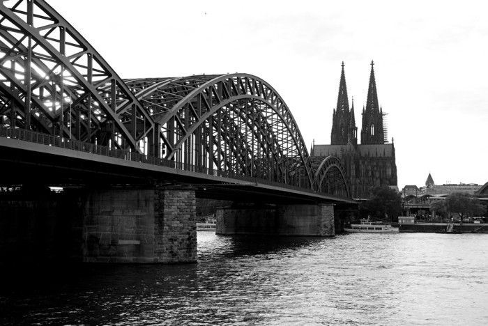 Hady Khandani, Monochrome COLOGNE HOHENZOLLERN BRIDGE - GERMANY (HADYPHOTO, Fotokunst, Städte, Köln, Kölner Dom, Wahrzeichen, Brücke, Fluss, Rhein, Architektur, Wohnzimmer, Treppenhaus, Wunschgröße, schwarz/weiß)