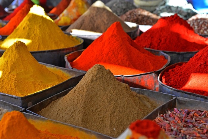 Hady Khandani, MOROCCAN SPICES IN RISSANI - MOROCCO (HADYPHOTO, Fotografie, arabisch, Markt, Basar, Marokko, Gewürze, Gastronomie, Küche, Wunschgröße, bunt)