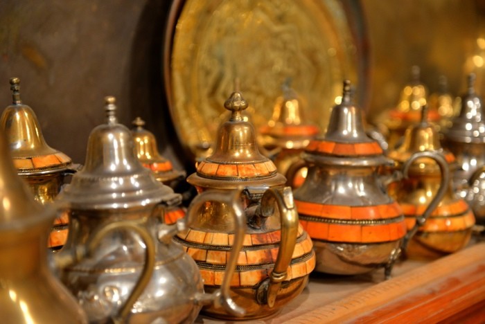 Hady Khandani, MOROCCAN TEA POTS - MOROCCO (HADYPHOTO, Fotografie, arabisch, Teekannen, orientalisch, Markt, Basar, Marokko,  Gastronomie, Küche, Wunschgröße, bunt)