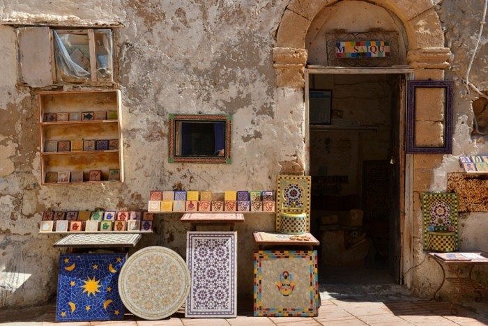 Hady Khandani, MOROCCO TRADITIONAL STORE - ESSAOUIRA (HADYPHOTO, Fotografie, arabisch, Keramik, Fliesen, orientalisch, Muster, Marokko,  Geschäft, Laden, Treppenhaus, Wunschgröße, bunt)