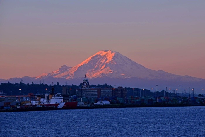 Hady Khandani, MOUNT RAINIER IN SUNRISE LIGHT - WASHINGTON - USA (Landschaft, Berg, Amerika, Potomac River, Fluss, Sonnenaufgang, Wunschgröße, Fotografie, Treppenhaus, Wohnzimmer,  bunt)