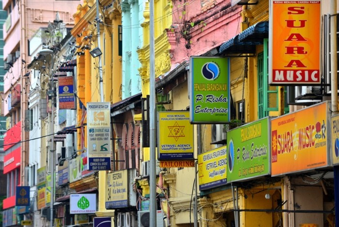 Hady Khandani, NEONS IN LITTLE INDIA - KUALA LUMPUR - MALAYSIA (HADYPHOTO, Fotografie, Städte, Metropole, Hauptstädte, Asien, Geschäfte, Neonreklame, , Reklame, Einkaufsviertel, Architektur, Wohnzimmer, Treppenhaus, Wunschgröße, bunt)
