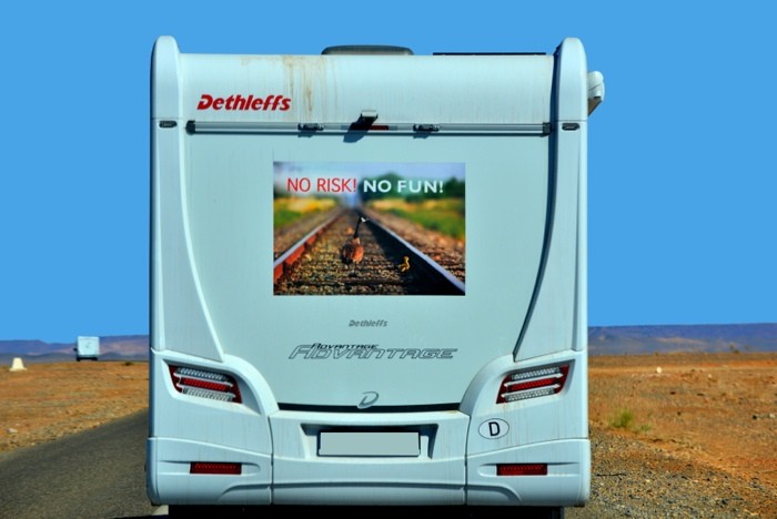 Hady Khandani, NO RISK - NO FUN (HADYPHOTO, Fotografie, Wohnwagen, Aufkleber, witzig, lustig, Landstraße, Urlaub, Treppenhaus, Wunschgröße, bunt)