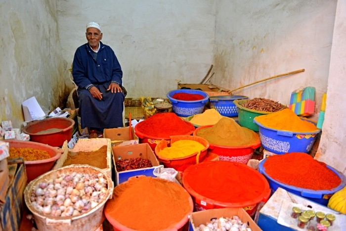 Hady Khandani, OLD MAN SELLING SPICES - MARRAKECH - MOROCCO (HADYPHOTO, Fotografie, arabisch, Markt, Basar, Marokko, Gewürze, Kräuter, Verkäufer, Gastronomie, Küche, Wunschgröße, bunt)