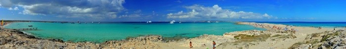 Hady Khandani, PANO - ILLETES BEACH FORMENTERA 3 (HADYPHOTO, Fotografie, Landschaft, Insel, Küste, Bucht, Badende,Strand, Horizont, Meeresbrise, Meer, Urlaub, Wunschgröße, Treppenhaus, Wohnzimmer, bunt)