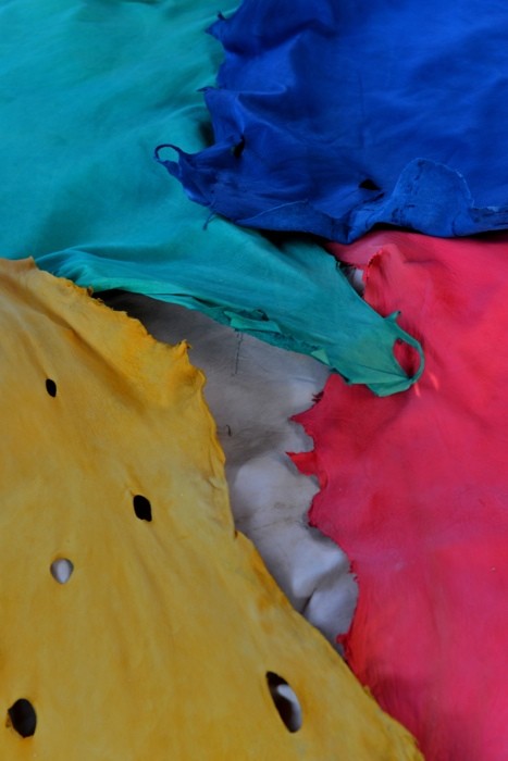 Hady Khandani, PATCHES OF DYED LEATHER 1 (HADYPHOTO, Fotografie, Leder, Lappen, Färberei, Handwerk, Wunschgröße, bunt)