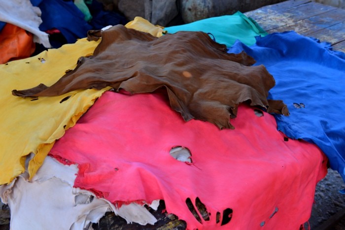 Hady Khandani, PATCHES OF DYED LEATHER 2 (HADYPHOTO, Fotografie, Leder, Lappen, Färberei, Handwerk, Wunschgröße, bunt)