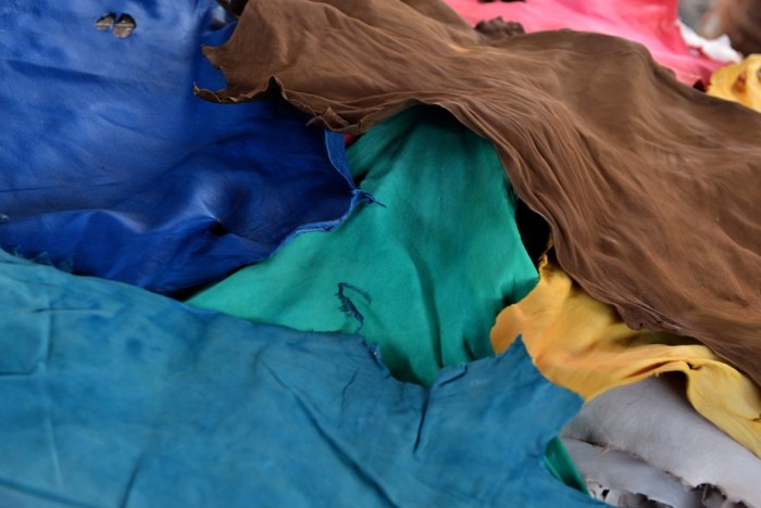 Hady Khandani, PATCHES OF DYED LEATHER 3 (HADYPHOTO, Fotografie, Leder, Lappen, Färberei, Handwerk, Wunschgröße, buntHADYPHOTO, Fotografie, Leder, Lappen, Färberei, Handwerk, Wunschgröße, bunt)