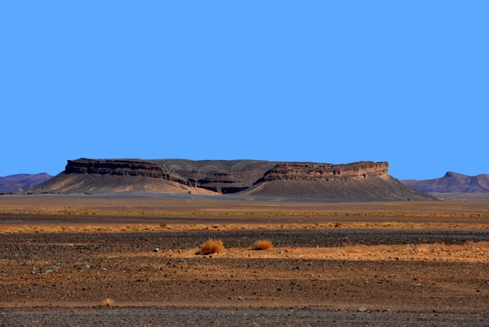 Hady Khandani, PLATEAU MOUNTAINS - MOROCCO (HADYPHOTO, Fotografie, Landschaft, Bergdorf, Berg, Tafelberg, Geologie, karg, trocken, Marokko, Afrika, Wohnzimmer, Treppenhaus, Wunschgröße, bunt)