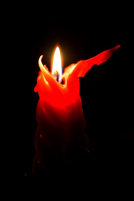 Hady Khandani, RED CANDLE IN THE DARK (HADYPHOTO, Fotokunst, Kerze, Wachs, Flamme, Licht im Dunkeln, Wohnzimmer, Treppenhaus, Wunschgröße, rot/schwarz)