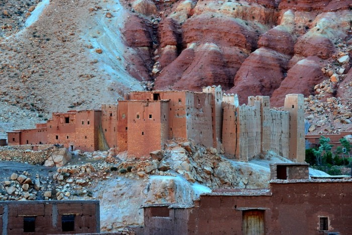 Hady Khandani, RIUN NEAR AIT BEN HADDOU - MOROCCO (HADYPHOTO, Fotografie, Landschaft, Bergdorf, Ruine, karg, trocken, Marokko, Afrika, Wohnzimmer, Treppenhaus, Wunschgröße, bunt)