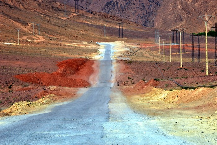 Hady Khandani, ROAD THROUGH MINING AREA - MOROCCO (HADYPHOTO, Fotografie, Landschaft, Landstraße, Bergbau, Abbaugebiet, karg, trocken, Marokko, Afrika, Wohnzimmer, Treppenhaus, Wunschgröße, bunt)