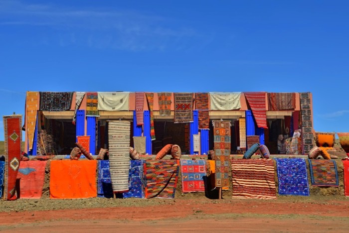 Hady Khandani, ROADSIDE CARBET SHOP - MOROCCO (HADYPHOTO, Fotografie, Teppichladen, Straßenverkauf, Marokko, Afrika, Wohnzimmer, Treppenhaus, Wunschgröße, bunt)