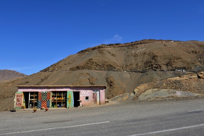 Hady Khandani, ROADSIDE SOUVENIR SHOP - MOROCCO (HADYPHOTO, Fotografie, Souvenirladen, Straßenverkauf, Marokko, Afrika, Wohnzimmer, Treppenhaus, Wunschgröße, bunt)