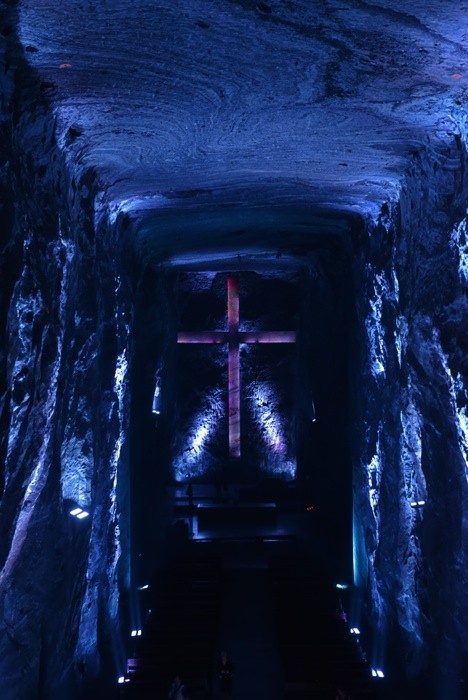 Hady Khandani, SALT CATHEDRAL ZIPAQUIRA 2 - BLUE - COLOMBIA (HADYPHOTO, Fotografie, Grotte, Salzkathedrale, Salzbergwerk, Kirche, Kolumbien, Skulpturen, Kreuz, Altar, Beleuchtung, Sehenswürdigkeit, Wunschgröße, Wohnzimmer, Treppenhaus, blau)