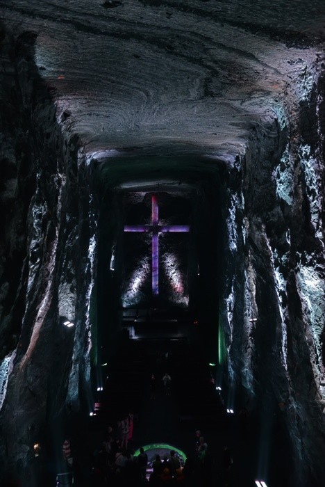 Hady Khandani, SALT CATHEDRAL ZIPAQUIRA 2 - GREY - COLOMBIA (HADYPHOTO, Fotografie, Grotte, Salzkathedrale, Salzbergwerk, Kirche, Kolumbien, Skulpturen, Kreuz, Altar, Beleuchtung, Sehenswürdigkeit, Wunschgröße, Wohnzimmer, Treppenhaus, grau)